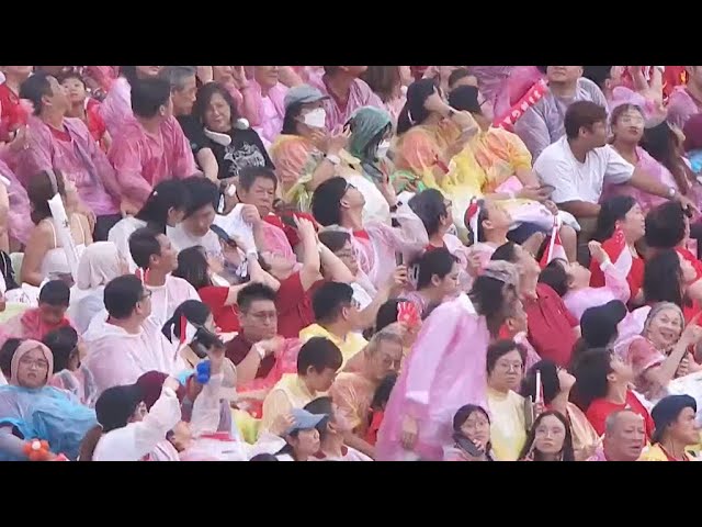 ⁣Singaporeans brave hot and wet weather to celebrate National Day at Padang