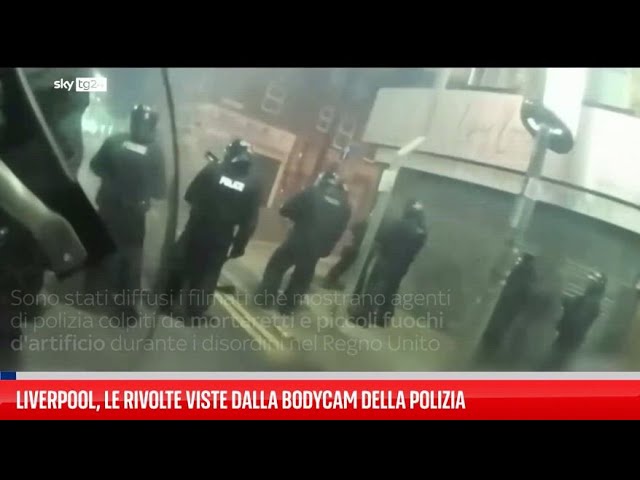 ⁣UK, rivolte di Liverpool viste dalla bodycam della polizia