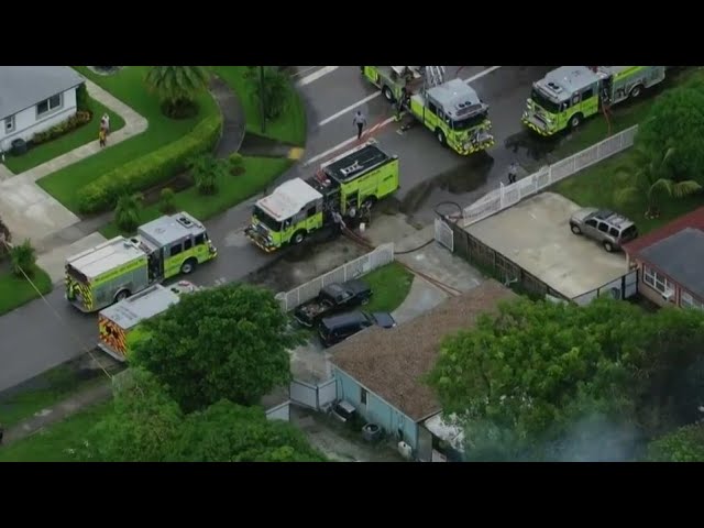 ⁣Large fire destroys shed behind Miami Gardens home