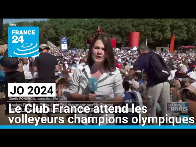 JO 2024 : au Club France, les supporters attendent les volleyeurs champions olympiques • FRANCE 24