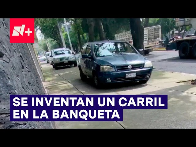 Automovilistas circulan sobre la banqueta en Viaducto Tlalpan - N+