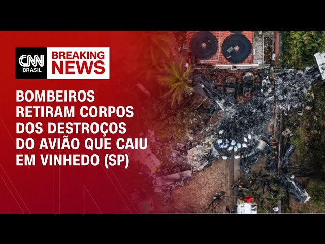 ⁣Bombeiros retiram corpos dos destroços do avião que caiu em Vinhedo (SP)