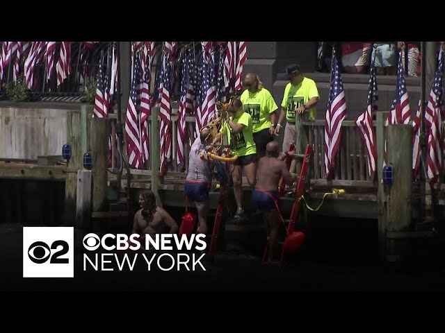 ⁣Hundreds participate in NYC SEAL Swim in Hudson River