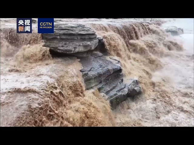 ⁣Неудержимое течение водопада Хукоу