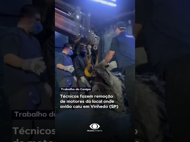 ⁣Técnicos do Cenipa removem motores do local onde avião caiu em Vinhedo (SP) #shorts