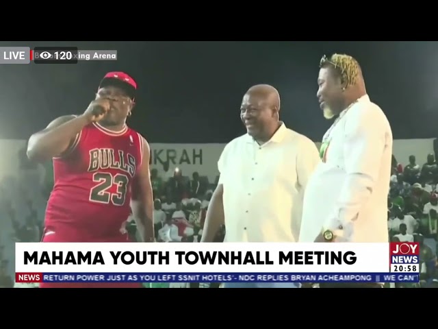 ⁣Boxers Bukom Banku and Ayittey Powers join John Mahama on stage.