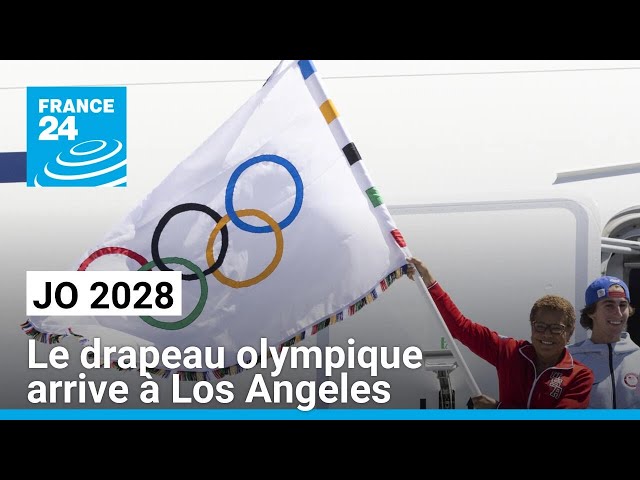 ⁣Le drapeau olympique arrive à Los Angeles, sous "pression" après la réussite des Jeux de P