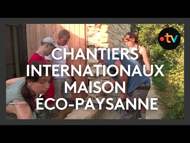 Des jeunes européens construisent une maison éco-paysanne à Oléron