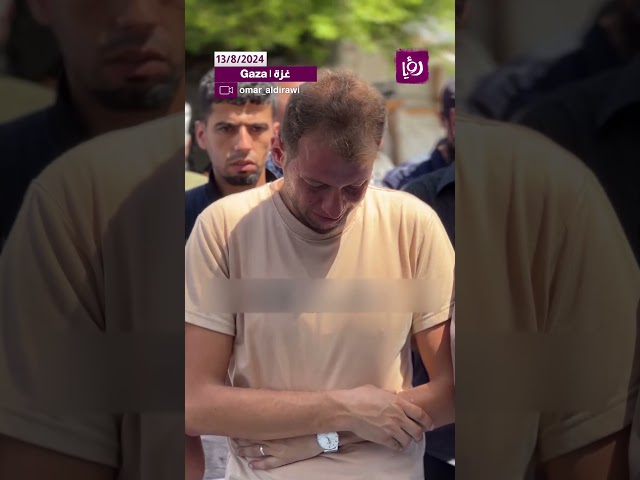 ⁣رجل يبكي وهو يصلي على زوجته وأطفاله حديثي الولادة بعد غارة استهدفتهم شرق دير البلح