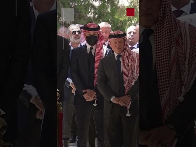 ⁣شاهد | الملك وولي العهد يشاركان في تشييع جثمان رئيس الوزراء الأسبق زيد الرفاعي