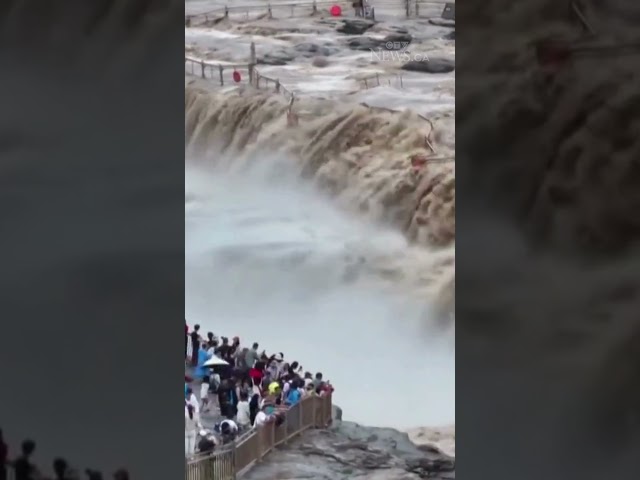 ⁣Visitors flock to see the Hukou Waterfall, the largest waterfall on China’s Yellow River