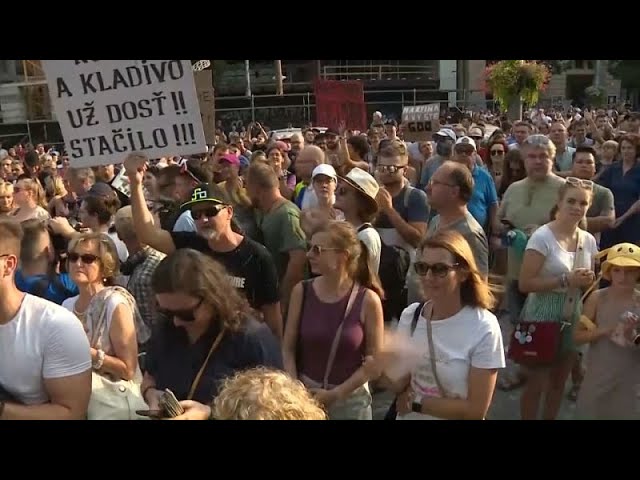 ⁣Las manifestaciones en Eslovaquia aumentan la presión contra el Gobierno de Robert Fico