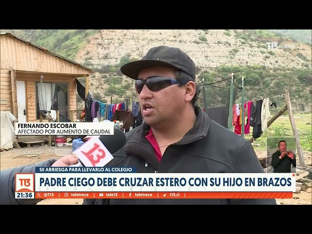 Hombre no vidente debe cruzar estero con sus hijos en brazos para que vayan al colegio