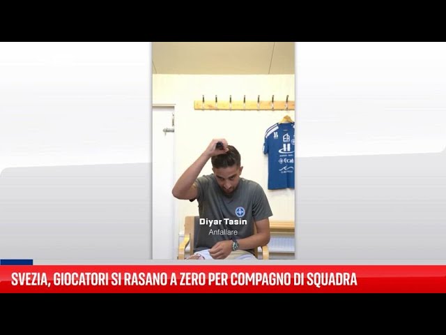 ⁣Svezia, giocatori si rasano a zero per compagno di squadra