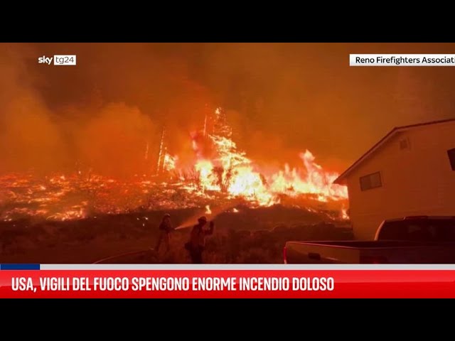 ⁣USA, vigili del fuoco spengono enorme incendio doloso