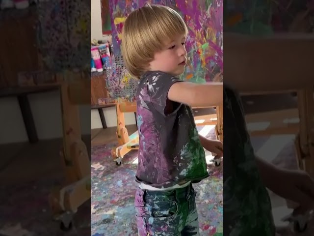 ⁣Niño de dos años se luce pintando obras de arte