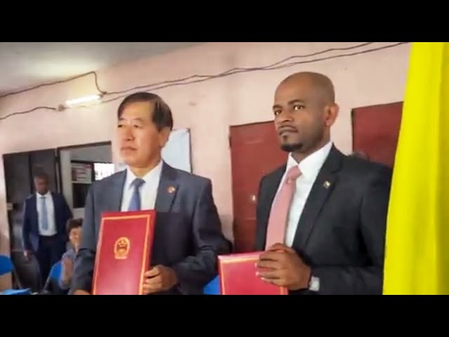 Nour Elfath signe l’accord Chine Comores pour construire Gymnase et piscine Olympique à Mitsudje