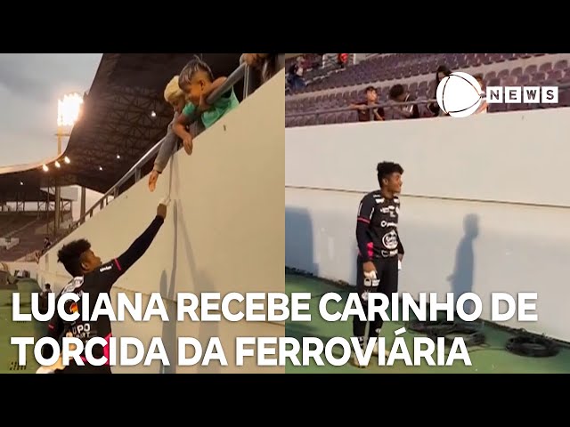 Medalhista olímpica, Luciana recebe carinho da torcida da Ferroviária