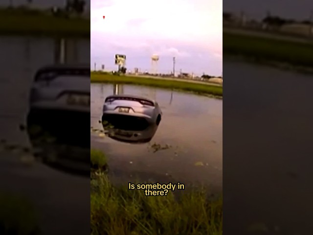 ⁣Officer rescues mother from submerged car