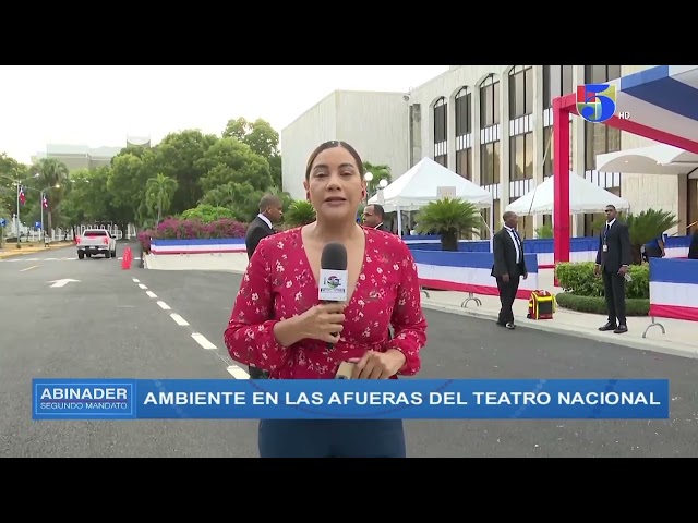 ⁣Ambiente en las afueras del Teatro Nacional