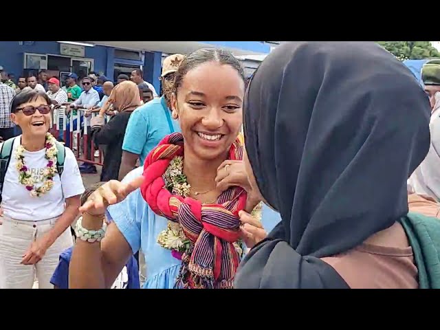 L'athlète Maesha Saadi accuilli en fanfare à l'aéroport de Hahaya