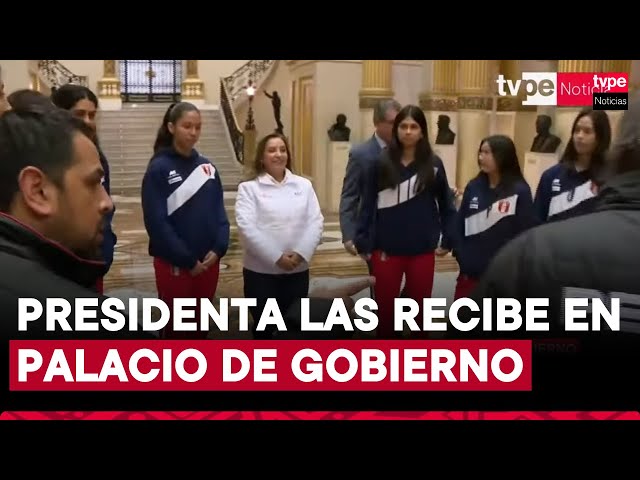 Presidenta Dina Boluarte saluda a la Selección de Vóley Femenino sub17 en Palacio de Gobierno