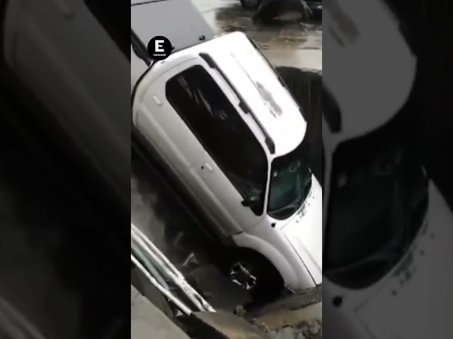 Así cayó una camioneta en un socavón en Ecatepec, Edomex