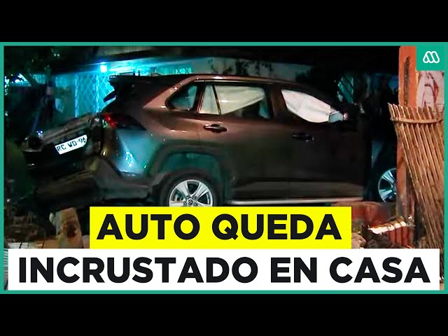 Auto quedó incrustado: Persecución termina con choque en casa de Maipú