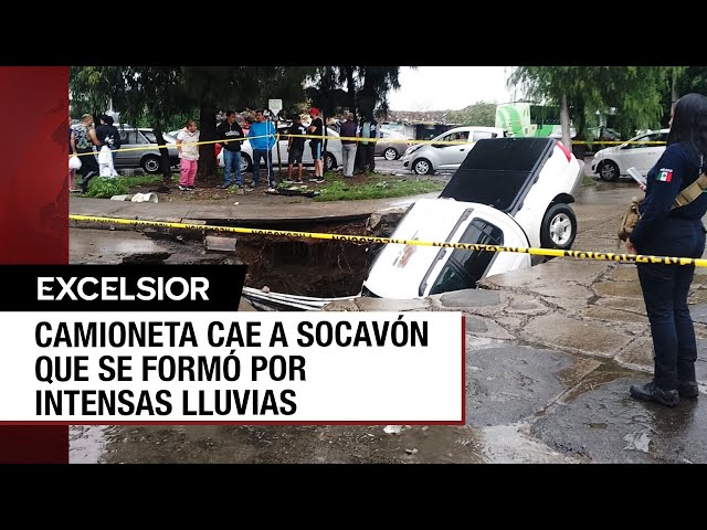 ⁣Por lluvias se forma enorme socavón en Ecatepec y se traga a vehículo