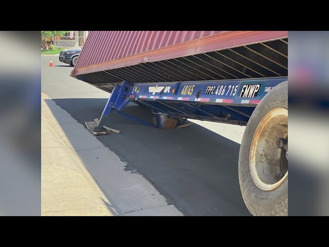 ⁣Shipping container leaves hole in Arapahoe County roadway