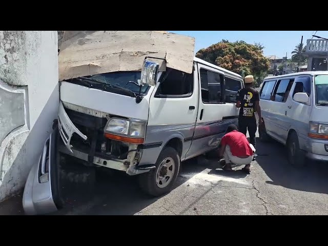 Accident : un minibus percute un mur à Dembéni Mbadjini