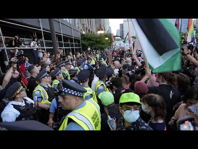 ⁣Chicago ‘boarding up’ ahead of violent protests predicted at DNC