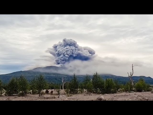 ⁣Kamtchatka : le volcan Chiveloutch entre en éruption après un puissant tremblement de terre