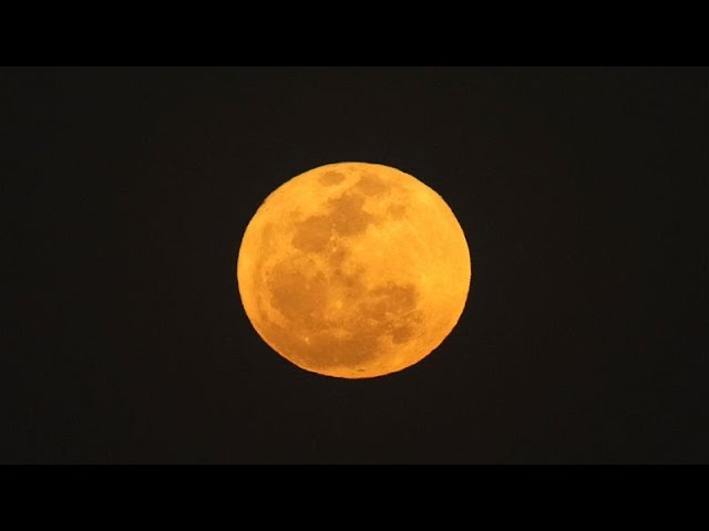 Une rare super lune bleue illumine les ciels nocturnes du monde entier