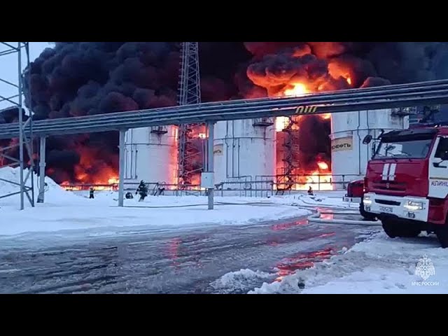 ⁣Un depósito de petróleo ruso arde por tercer día consecutivo tras un ataque ucraniano con drones