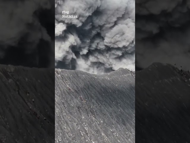 ⁣#INDONESIA: #ESCALADORES escapan de la #ERUPCIÓN de #CENIZAS y #LAVA en #VOLCÁN #DUKONO