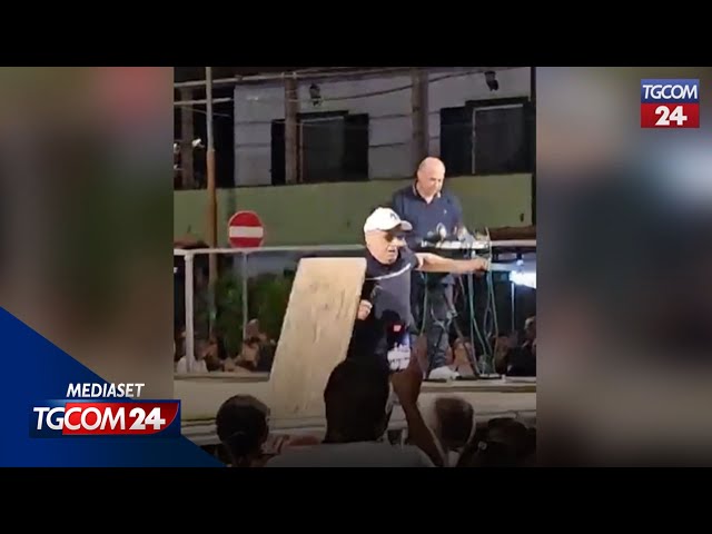 ⁣Caserta, il cantante Gigione salta sul palco... ma lo sfonda