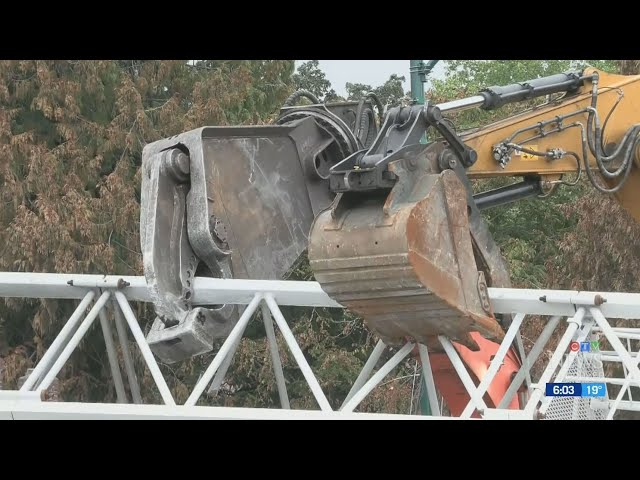 ⁣Removal of collapsed crane underway in Vancouver weeks after massive fire