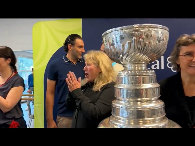 ⁣Stanley Cup in Montreal: Fans score photo with Roberto Luongo