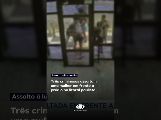 No litoral paulista, três criminosos assaltaram uma mulher na porta de um prédio #shorts