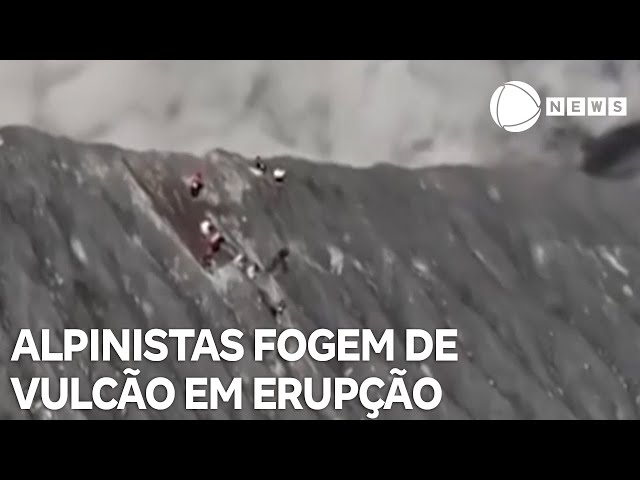 ⁣Alpinistas fogem de vulcão em erupção na Indonésia