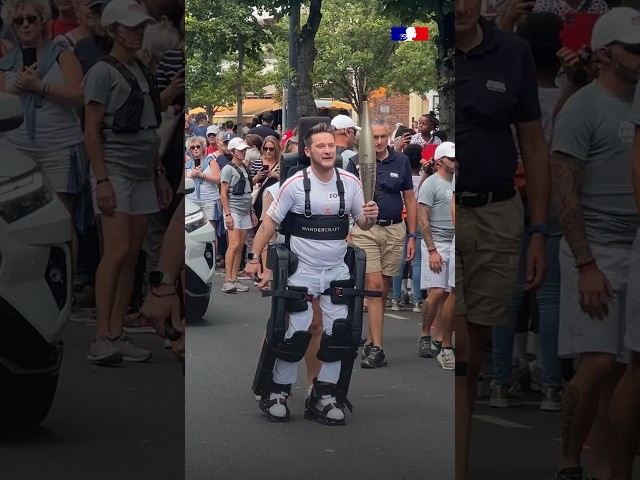 ⁣KEVIN PIETTE, PARAPLÉGIQUE, MARQUE L’HISTOIRE EN PORTANT LA FLAMME OLYMPIQUE. 