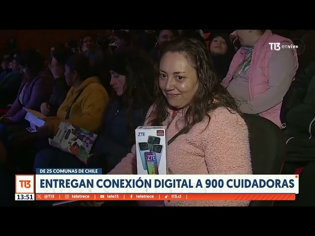 En 25 comunas: Mujeres cuidadoras reciben celulares y capacitación