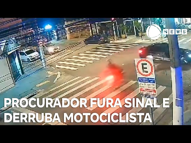 ⁣Procurador de Justiça fura farol vermelho, derruba motociclista e foge arrastando moto