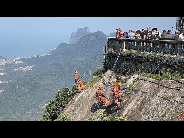 No Comment. Des professionnels de l'escalade nettoient le site du Christ Rédempteur