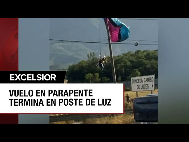 ⁣Mujer que volaba en parapente queda atorado en poste de luz