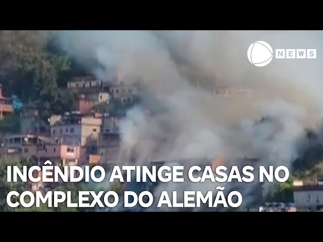 ⁣Incêndio atinge casas no Complexo do Alemão