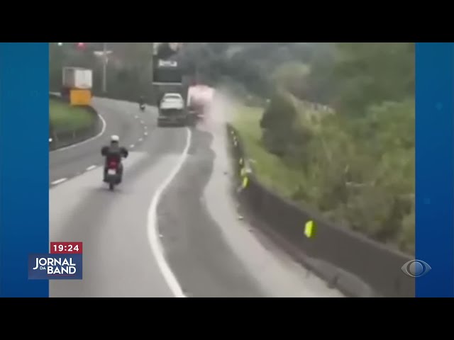 Motoristas brigam com caminhão em movimento e colidem na rodovia BR-101, em SC