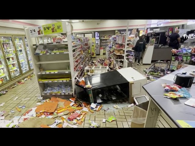 ⁣Large group ransacks San Pedro 7-Eleven overnight