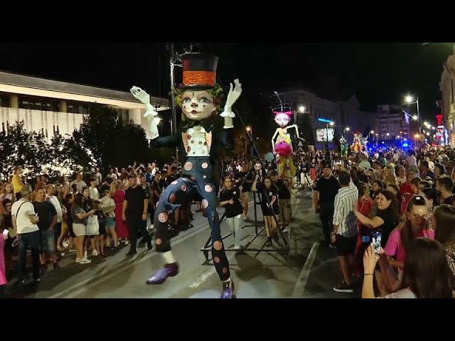 No Comment. Des poupées steampunk envahissent les rues de Craiova, en Roumanie